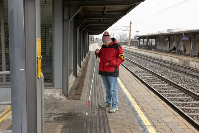Zottl am Bahnsteig beim Blindenleitsystem im Boden (die Linien). | Foto: Santrucek