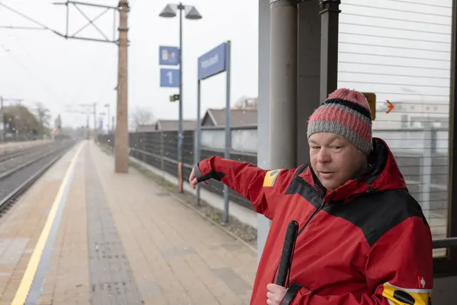 Zottl deutet in die Richtung, wo die neue Unterführung gebaut werden soll. Bloß Wann sie tatsächlich umgesetzt wird, ist noch offen. | Foto: Santrucek