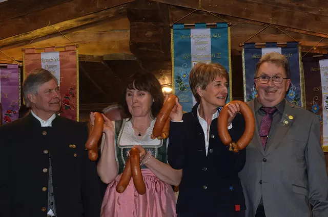 Die Damen Vierer Bezirksmeisterschaft Schrepferpreis Gewinnerinnen und Gewinner des EC Reith, Gertraud Adelsberger und Waltraud Reiter. Franz Adelsberger und Andi Aberger gratulieren. | Foto: Sabine Trabi; Friedl Schwaighofer; Anneliese Hechenberger