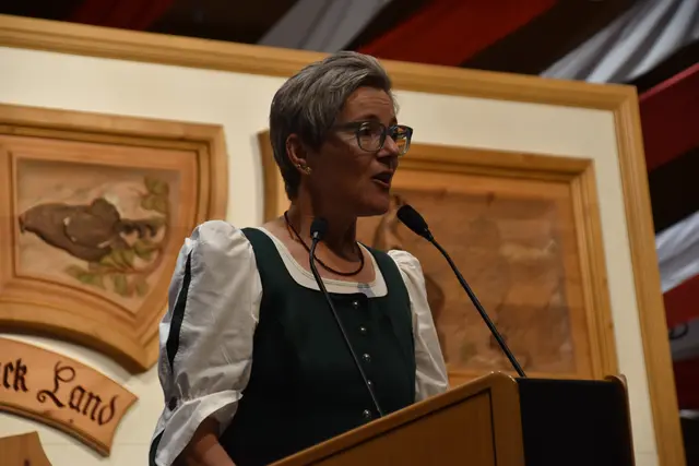 Bezirkshauptfrau Katharina Eberle Sie stellte fest, dass die Jägerschaft diese Verantwortung wahrnehme und dass die Zusammenarbeit zwischen Jagd, Forst, Gemeinden und Behörden im Bezirk sehr gut funktioniere. Die hohen Abschusszahlen und die gute Planerfüllung seien ein sichtbares Zeichen dafür. | Foto: © Georg Larcher / MeinBezirk.at
