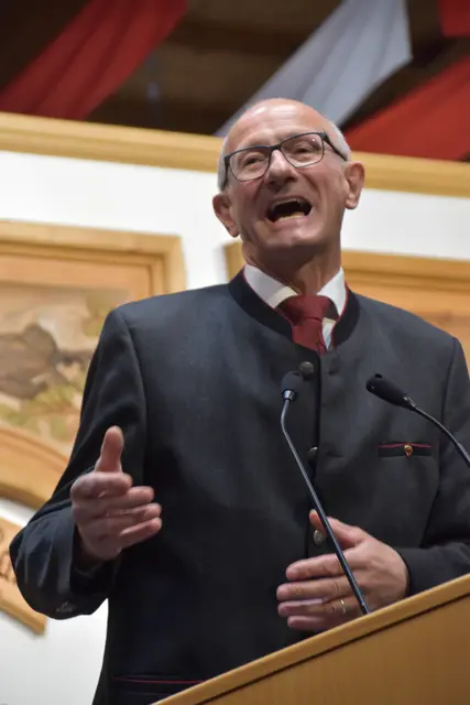 Landeshauptmann Anton Mattle bedankte sich bei der Jägerschaft für ihre Arbeit. Jagd sei heute nicht nur Tradition, sondern aktiver Natur- und Umweltschutz sowie Schutz des Waldes. Er sprach ebenfalls den steigenden Freizeitdruck an und betonte, dass die Natur kein Fitnessstudio sei, sondern Lebensraum für Wildtiere. Die hohe Abschussplanerfüllung sei ein Beweis für die verantwortungsvolle Arbeit der Jägerinnen und Jäger. | Foto: © Georg Larcher / MeinBezirk.at