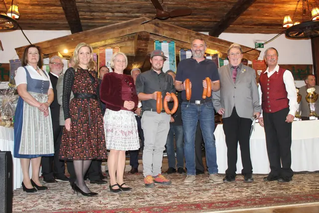 Die Schrepferpreis Gewinner Vierermannschaft Herren mit den Gratulanten: GV Maria Braito, Vizebürgermeister Helmuth Hehenberger, Frau Landtagsabgeordnete Katrin Brugger, Frau Landtagsabgeordnete Claudia Hagsteiner, Felix Daxauer und Stefan Astner sowie Bezirksobmann Andi Aberger und Johannes Lanner. | Foto: Sabine Trabi; Friedl Schwaighofer; Anneliese Hechenberger