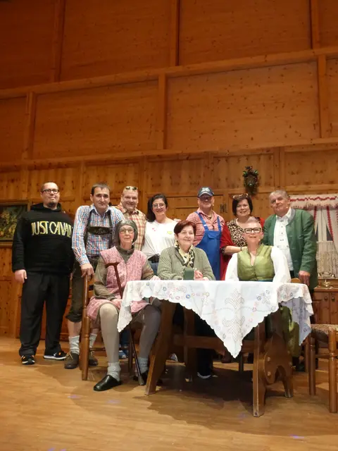 Die Theaterpartie brachte das Lisztzentrum mit Gelächter zum Beben. Mit dabei waren: Manfred Gruber, Karin Schramböck, Ingrid Drescher, Conny Bauer, Gerhard Landaue, Robert Iby, Hans-Jürgen Rauter und Daniela Landauer. | Foto: Vanessa Wittmann
