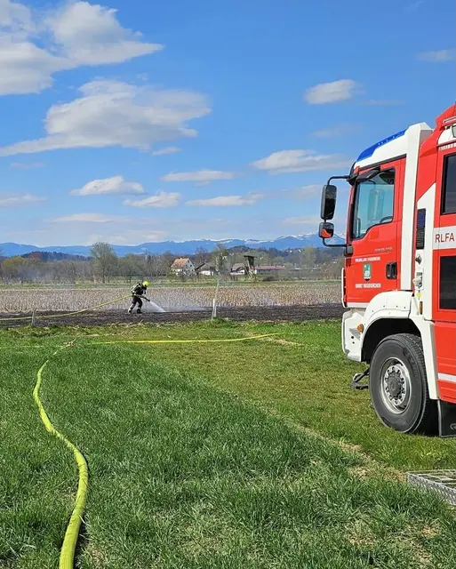 Im Bereich Stögersdorf brannte ein Acker, der von der FF Hallsdorf und der FF Mooskirchen gelöscht wurde. | Foto: FF Hallersdorf