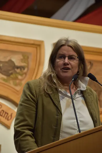 Seefelds Bürgermeisterin Andrea Neuner berichtete über die positive finanzielle Entwicklung der Gemeinde Seefeld und verwies auf die große Bedeutung der WM-Halle, die heute ein wichtiges Veranstaltungs-, Sport- und Freizeitzentrum der Region sei. Die Halle werde für Sport, Fitness, Veranstaltungen und große Feste genutzt.  | Foto: © Georg Larcher / MeinBezirk.at