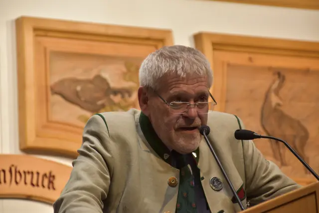 LJM Anton Larcher sprach weitere Themen an, wie neue EU-Regelungen, mögliche Verbote von bleihaltiger Munition, mehr Bürokratie sowie steigende Anforderungen an die Jägerschaft. Gleichzeitig verwies er auf steigende Zahlen bei den Jungjägern und auf die Bedeutung einer guten Ausbildung. | Foto: © Georg Larcher / MeinBezirk.at