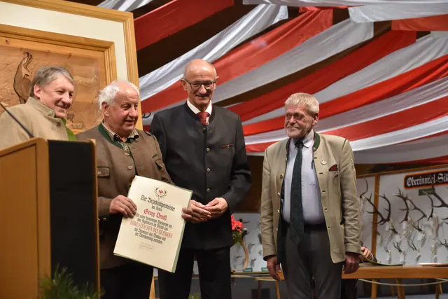 Das Ehrenzeichen der Jägerschaft des Bezirks erhielt auch Georg Denifl, es gratulierten BJM Thomas Messner, LH Anton Mattle und LJM Anton Larcher. | Foto: © Georg Larcher / MeinBezirk.at
