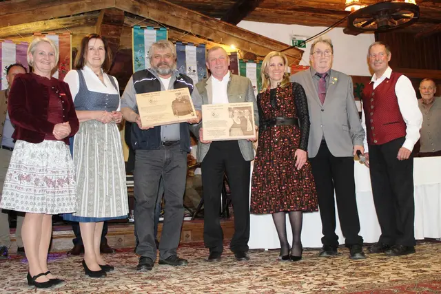 Ehrung der verdienten Persönlichkeiten: die Ehrengäste gratulieren den Geehrten, Georg Lechner und ÖkR Josef Edenhauser zur Auszeichnung,
vl. Frau Landtagsabgeordnete Claudia Hagsteiner, Frau Gemeinderat Maria Braito, Frau Landtagsabgeordnete Katrin Brugger, Bezirksobmann Andi Aberger und ASKÖ Stocksport Landesfachwart Johannes Lanner und Christian Erhart. | Foto: Sabine Trabi; Friedl Schwaighofer; Anneliese Hechenberger