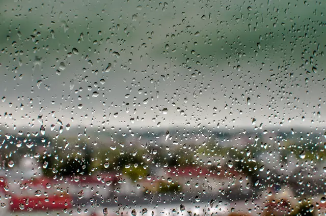 Begleitet wird das wechselhafte Wetter von lebhaftem Wind.