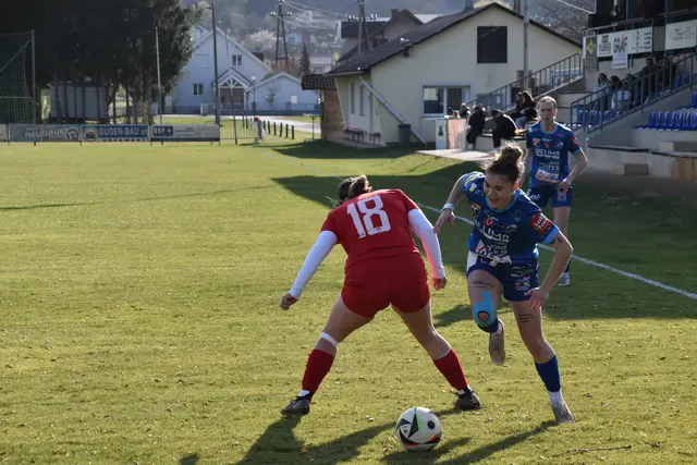 Selina Bartolich kann Rojda Antlitzhofer kaum stoppen. | Foto: MeinBezirk/Michael Strini