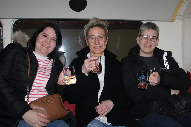 Anstoßen im Doppeldeckerbus: (v.l.n.r) Sabine Altenburger, Conny Lehner und Astrid Roiss.