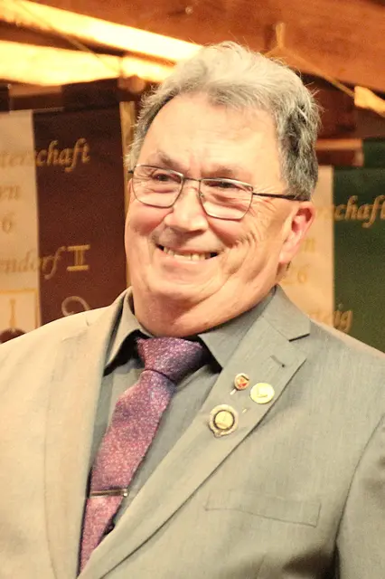 Damit war der erste Ehrungsteil beendet. Jetzt war es höchste Zeit, den Ball zu eröffnen und natürlich war das standesgemäß die Aufgabe der Ehrengäste und dann schlossen sich selbstverständlich alle an! | Foto: Sabine Trabi; Friedl Schwaighofer; Anneliese Hechenberger