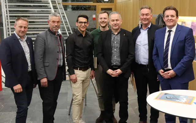 WKO-Bezirksstellenleiter Nico Tilg (dritter von links) mit Bürgermeistern der Region und Landesrat René Zumtobel.  | Foto: Tatschl