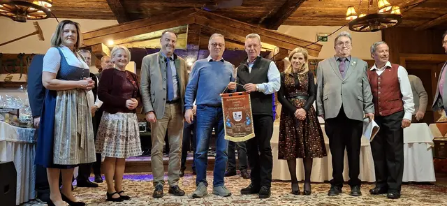 Vierermannschaft Bezirksmeisterschaft Ü-65 Rang 2 EV Fieberbrunn I; die Offiziellen; GV Frau Maria Braito, Otto Kügerl GV Hanspeter Ellmerer, Frau Landtagsabgeordnete Claudia Hagsteiner, Bürgermeister Fieberbrunn Dr. Walter Astner, Josef Foidl und Albin Blassnigg, Frau Landtagsabgeordnete Katrin Brugger, Bezirksobmann Andi Aberger und Landesfachwart Johannes Lanner. | Foto: Sabine Trabi; Friedl Schwaighofer; Anneliese Hechenberger