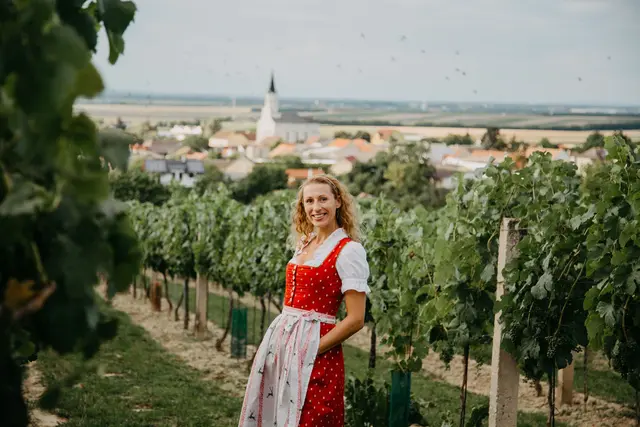 Unter dem Motto „Vom Wein4tel bis ins JETZT“ lädt die Liedermacherin aus Unterstinkenbrunn zu einer musikalischen Reise ein. | Foto: Margot Selina