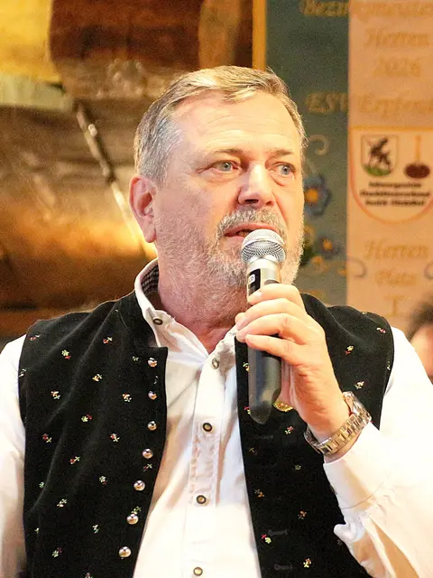 Otto Kügerl gratuliert zur Traditionspflege und stellt klar das er sich jedes Jahr auf den Ball freut weil er etliche bekannte Gesichter in jedem Jahr immer wieder erneut treffen darf. Mit den Worten herzliche Gratulation an das Bezirksverbandteam und an die Vereinsfunktionäre sowie an die Sportler/innen endete seine Laudatio. | Foto: Sabine Trabi; Friedl Schwaighofer; Anneliese Hechenberger