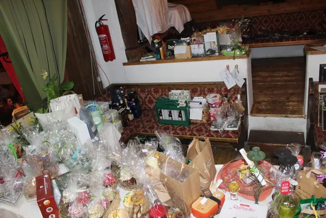 Die Ehrenpreise für die Sieger und Platzierten sind genauso bereit wie 400 Sachpreise. Vielen Dank an alle Fahnenpreis Spender und Unterstützer, an die Tombola Preise Sammler und Spender und natürlich an alle Beteiligten am Saisonabschlussball 2026. | Foto: Sabine Trabi; Friedl Schwaighofer; Anneliese Hechenberger