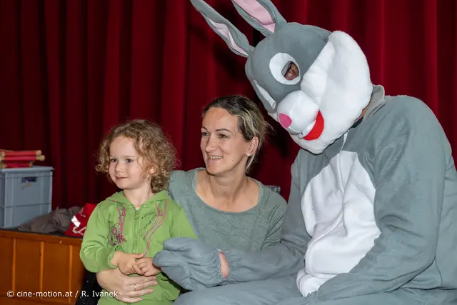Ohne Mama geht es nicht - auch wenn der Osterhase noch so lieb aussieht. | Foto: cine-motion.at / R. Ivanek