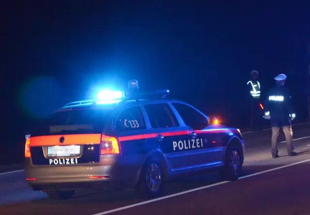 Um einen auffälligen Verkehrslenker zu fassen, musste die Polizei in Hopfgarten extra eine Straßensperre errichten. | Foto: Zoom.Tirol