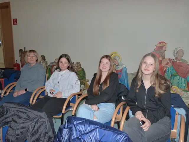 Gäste jeder Generation suchten sich die besten Plätze, um den Konzertabend zu genießen.  | Foto: Vanessa Wittmann