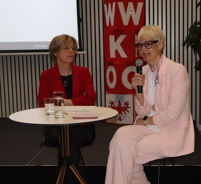 Ing. Christina Röck mit Rebecca Kammerlander, die über die Entwickung des Projekts "Die Ötztalerin" berichtete.  | Foto: Tatschl