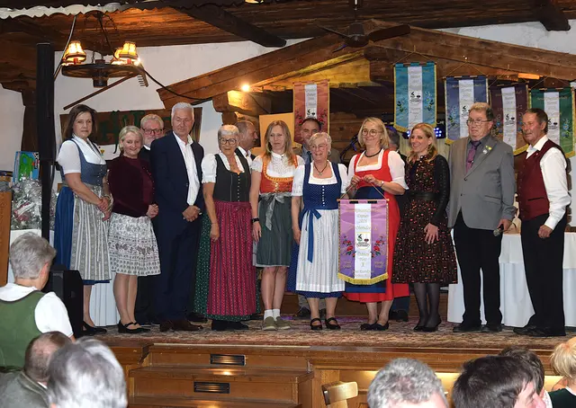 Damen Vierermannschaft Bezirksmeisterschaft Rang 2 EC Oberndorf I. GV Frau Maria Braito, Frau Landtagsabgeordnete Claudia Hagsteiner, Vizebürgermeister Helmuth Hehenberger, Vizebürgermeister Hannes Waltl, Vreni Groder, GV Hanspeter Ellmerer, Barbara Hofer, Bürgermeister Dr. Walter Astner, Monika Friedl, Janet Rosenkranz, Frau Landtagsabgeordnete Katrin Brugger, Bezirksobmann Andi Aberger und Landesfachwart Hannes Lanner. | Foto: Sabine Trabi; Friedl Schwaighofer; Anneliese Hechenberger