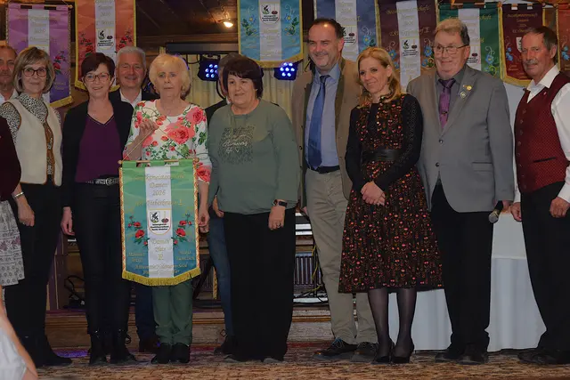 Vierer Mannschaft Bezirksmeisterschaft Rang 4 EV Fieberbrunn; GV Hanspeter Ellmerer, Manuela Trixl, Annemarie Seisl, Vizebürgermeister Hannes Waltl, Irmgard Gschnaller, Maria Tschiltsch, Bürgermeister Dr. Walter Astner Fieberbrunn, Frau Landtagsabgeordnete Katrin Brugger, Bezirksobmann Andi Aberger und Landesfachwart Johannes Lanner. | Foto: Sabine Trabi; Friedl Schwaighofer; Anneliese Hechenberger