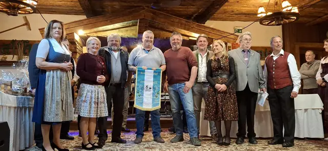 Die Bezirksmeister im Vierermannschaftswettbewerb 2026 ESV Erpfendorf I; GV Kirchdorf Frau Maria Braito, Frau Landtagsabgeordnete Claudia Hagsteiner, Georg Lechner, Stefan Ehleben Josef Lechner, Wolfgang Loidl, Frau Landtagsabgeordnete Katrin Brugger, Bezirksobmann Andi Aberger, Landesfachwart Johannes Lanner, Bezirkskassier Christian Erhart und Bezirksschriftführerin Michaela Schipflinger. | Foto: Sabine Trabi; Friedl Schwaighofer; Anneliese Hechenberger