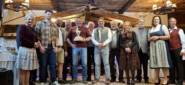 Bezirkscupsieger 2026 ESV Erpfendorf; vl. Frau Landtagsabgeordnete Claudia Hagsteiner, Johann Resinger, Michael Novák, Stefan Ehleben, Josef Lechner, Anton Oberleitner, Wolfgang Loidl, Georg, Lechner, Frau Landtagsabgeordnete Katrin Brugger, Bezirksobmann Andi Aberger, GV Frau Maria Braito und ASKÖ Landesfachwart Hannes Lanner.  | Foto: Sabine Trabi; Friedl Schwaighofer; Anneliese Hechenberger