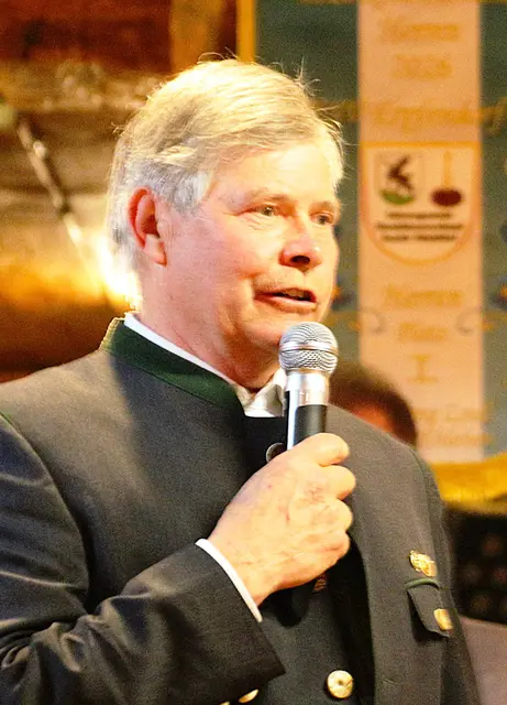 Gemeinde Vorstand der Gemeinde Reith.
Franz Adelsberger ist zwar schon seit Jahren unser Gast, heuer aber zum ersten Mal als Gemeindevertreter dabei! Er gratulierte zum großartigen Jubiläum in Reith und wünschte für den Ballabend nur das Beste! | Foto: Sabine Trabi; Friedl Schwaighofer; Anneliese Hechenberger