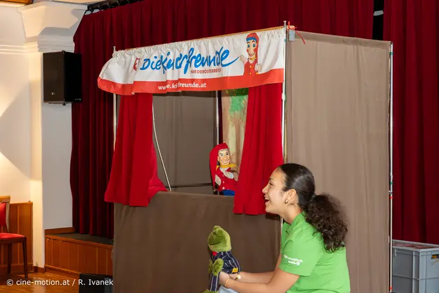 Bettina M. von den Kinderfreunden St. Pölten mit Frosch Amadeus. | Foto: cine-motion.at / R. Ivanek