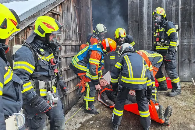 Schwierige Wasserversorgung fordert 100 Einsatzkräfte hoch über dem Goiserertal