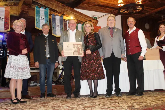 Der zweite Ehrungsteil beginnt mit der höchsten Auszeichnung, die der Bezirksverband zu vergeben hat. Frau Landtagsabgeordnete Katrin Brugger überreicht Ökonomierat Josef Edenhauser die Ehrentafel des Verbandes und die Ehrengäste gratulieren. Im Bild: Frau Landtagsabgeordnete Claudia Hagsteiner, Vizebürgermeister Hannes Waltl, GV Franz Adelsberger der Geehrte  Josef Edenhauser, Frau Landtagsabgeordnete Katrin Brugger, Bezirksobmann Andi Aberger, ASKÖ Landesfachwart Johannes Lanner und die Bezirksschriftführerin Michaela Schipflinger. | Foto: Sabine Trabi; Friedl Schwaighofer; Anneliese Hechenberger