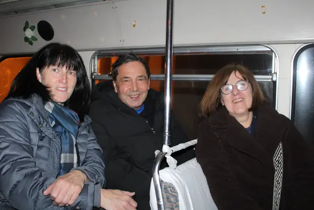 (v.l.n.r) Renate Hamm, Franz Ziniel und Doris Ziniel fahren mit guter Laune von Station zu Station.