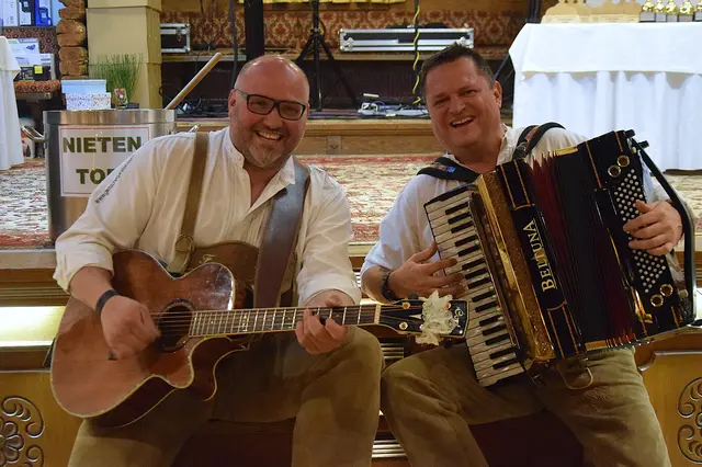 Zum elften Mal sorgten Florian Marksteiner und Gunter Hubmann, die Gletscher Piraten, wieder für Stimmung bei uns und wie, das seht ihr dann auch im Video.  | Foto: Sabine Trabi; Friedl Schwaighofer; Anneliese Hechenberger