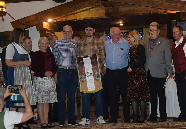 Herren Vierermannschaft Bezirksmeisterschaft 
Rang 3 ESV Erpfendorf; vl. Frau Maria Braito Gemeinde Kirchdorf, Otto Kügerl, Frau Landtagsabgeordnete Claudia Hagsteiner, GV Hans Peter Ellmerer, Anton Inwinkl, Johann Resinger und Anton Oberleitner, Frau Landtagsabgeordnete Katrin Brugger, Bezirksobmann Andi Aberger und Landesfachwart Johannes Lanner. | Foto: Sabine Trabi; Friedl Schwaighofer; Anneliese Hechenberger