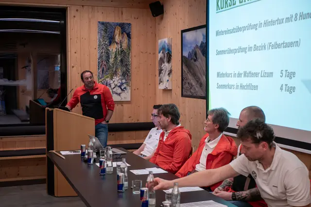 Der Jahresbericht 2025 wurde im gefüllten Saal der Bergrettung Lienz präsentiert