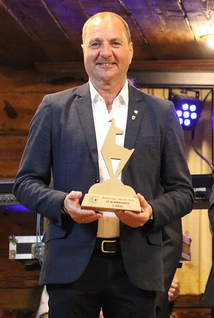 Bereit für die Bezirkscup Ehrung Rang 3 EC Rummlerhof. Preis Überreichung durch GV St. Johann Hanspeter Ellmerer | Foto: Sabine Trabi; Friedl Schwaighofer; Anneliese Hechenberger