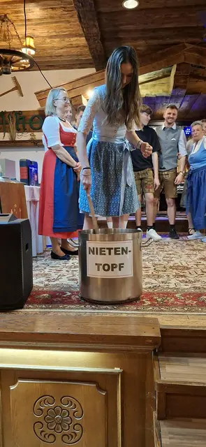 Engel und Bengel ziehen die Preisträger. | Foto: Sabine Trabi; Friedl Schwaighofer; Anneliese Hechenberger