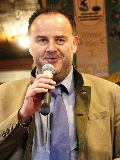 Wenn es die Zeit erlaubt immer ein großartiger Fixpunkt bei uns! Der Bürgermeister von Fieberbrunn.
Dr. Walter Astner, gratuliert zu den Jubiläen den enormen Aktivitäten und zur Jugendarbeit des Verbandes!  | Foto: Sabine Trabi; Friedl Schwaighofer; Anneliese Hechenberger