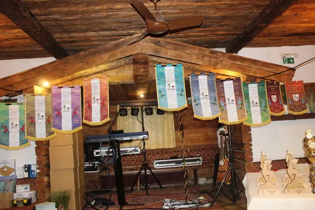 Die Ehrenpreise für die Sieger und Platzierten sind genauso bereit wie 400 Sachpreise. | Foto: Sabine Trabi; Friedl Schwaighofer; Anneliese Hechenberger