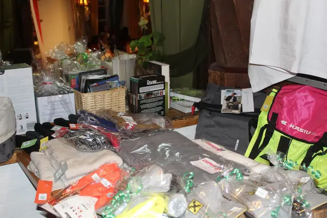 Die Ehrenpreise für die Sieger und Platzierten sind genauso bereit wie 400 Sachpreise. Vielen Dank an alle Fahnenpreis Spender und Unterstützer, an die Tombola Preise Sammler und Spender und natürlich an alle Beteiligten am Saisonabschlussball 2026. | Foto: Sabine Trabi; Friedl Schwaighofer; Anneliese Hechenberger