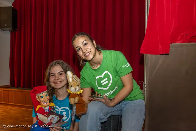 Celine F. und Bettina M. von den Kinderfreunden St. Pölten - jene Beiden hinter dem Vorhang des Kasperltheaters (vlnr).  | Foto: cine-motion.at / R. Ivanek