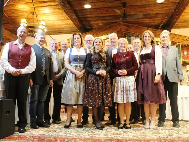 Die Ehrengäste machten sich bereit, um die Preisträger zu ehren. Landesfachwart Johannes Lanner, Gemeindevorstand Reith Franz Adelsberger, ÖkR Josef Edenhauser, GV Hanspeter Ellmerer, GV Maria Braito, verdeckt Dr. Walter Astner, Vizebürgermeister Helmuth Hehenberger, Frau Landtagsabgeordnete Katrin Brugger, Vizebürgermeister Hannes Waltl, Vizeobmann Hans Pletzer, Frau Landtagsabgeordnete Claudia Hagsteiner, Bezirkskassier Christian Erhart, Otto Kügerl, Bezirksschriftführerin Michaela Schipflinger und Bezirksobmann Andi Aberger. | Foto: Sabine Trabi; Friedl Schwaighofer; Anneliese Hechenberger