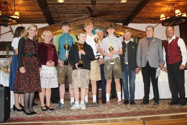 Die erste Siegerehrung: U-18 Einzel-Bezirksmeisterschaft 2026, vl. die Gratulantinnen GV Maria Braito, Frau Landtagsabgeordnete Katrin Brugger, Frau Landtagsabgeordnete Claudia Hagsteiner, 2. Dennis Aberger, 1. Vincent Hofer, 3. Lorenz Hofer, Vizebürgermeister Hannes Waltl, 3. Lukas Fankhauser, GV Reith Franz Adelsberger, Bezirksobmann Andi Aberger und ASKÖ Landesfachwart Hannes Lanner. | Foto: Sabine Trabi; Friedl Schwaighofer; Anneliese Hechenberger