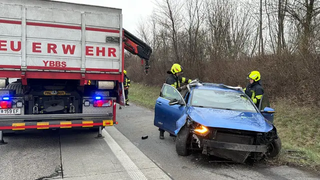 Glücklicherweise blieben beide Insassen des Fahrzeugs unverletzt, was die Situation deutlich entspannte und eine rasche Bergung ermöglichte. | Foto: DOKU NÖ