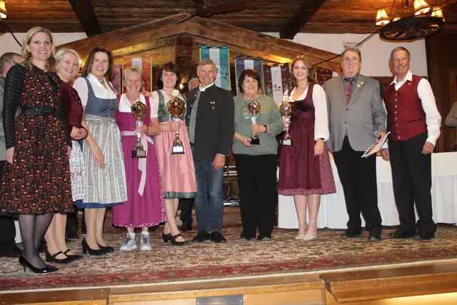 Damen Einzel-Bezirksmeisterschaft 2026; die Gratulantinnen und Gratulanten,  vl. Frau Landtagsabgeordnete Katrin  Brugger, Frau Landtagsabgeordnete Claudia Hagsteiner, GV Frau Maria Braito, 2. Brigitte Müller, Bezirksmeisterin Gertraud Adelsberger, GV Reith Franz Adelsberger, 3. Maria Tschiltsch und ebenfalls 3. Michaela Schipflinger mit Bezirksobmann Andi Aberger und Landesfachwart Hannes Lanner. | Foto: Sabine Trabi; Friedl Schwaighofer; Anneliese Hechenberger