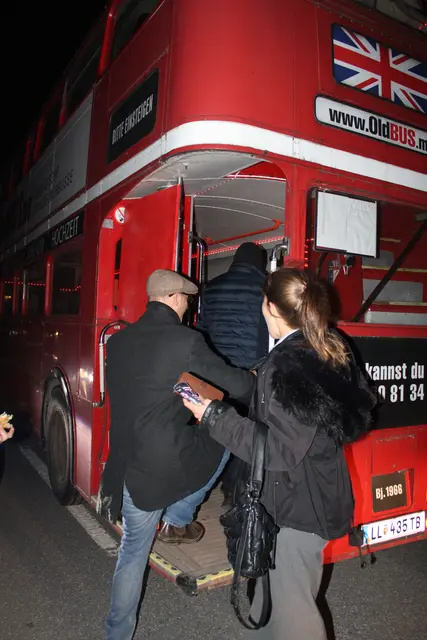 Alle einsteigen! Der Doppeldeckerbus fährt die Besucherinnen und Besucher zu allen Live-Acts.