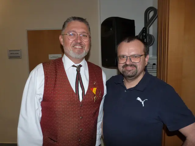 Unter der Leitung von Kapellmeister Heschl präsentierten die Musikerinnen und Musiker ihr Können auf beeindruckendem Niveau und auch Mandl freute sich sichtlich über die zahlreichen Gäste.  | Foto: Vanessa Wittmann