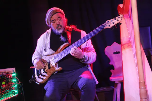 Maurice „Mo“ Schotman – führte eindrücklich vor, dass Bass weit über die klassische Begleitung hinausgehend den Charakter einer Performance zu prägen vermag.